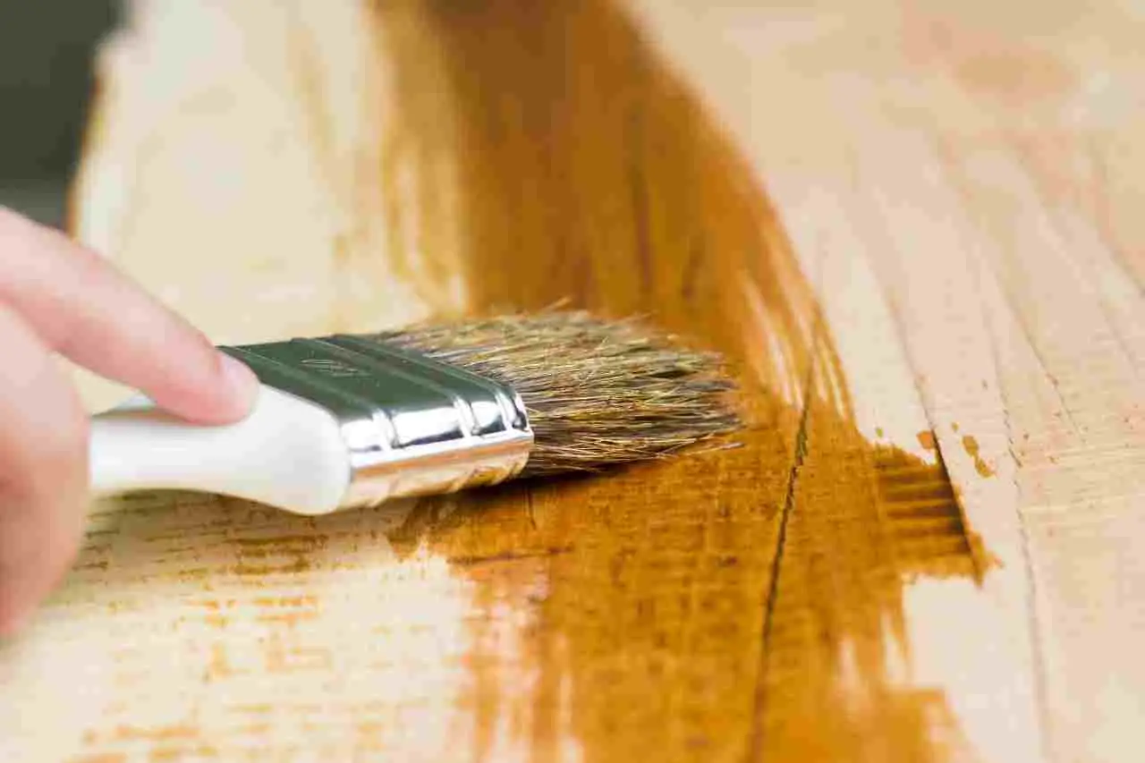 Hai sempre sbagliato a usare questo olio sul legno: ecco la differenza fondamentale che non sapevi