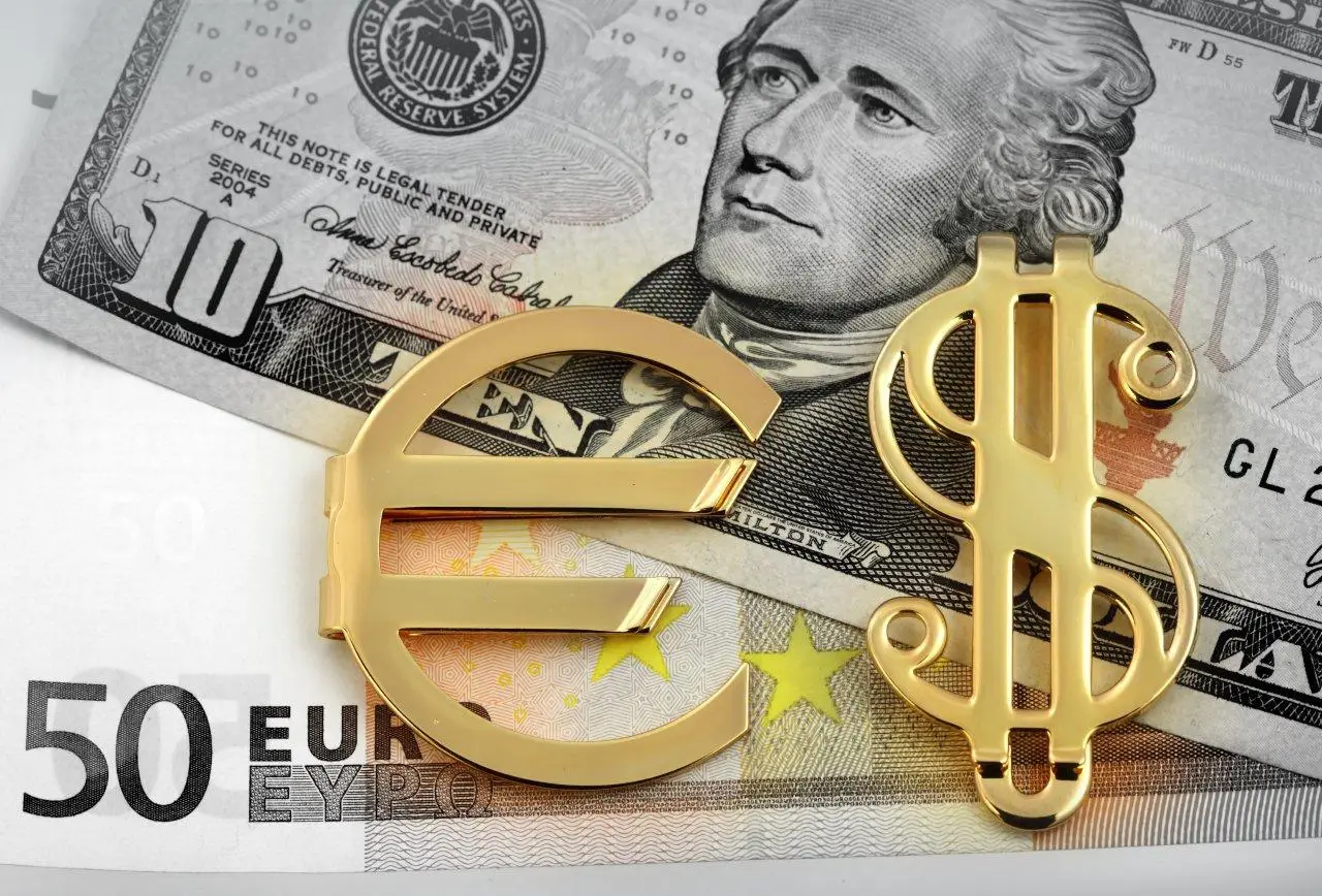 Cambio euro dollaro: ecco se conviene comprare valuta o viaggiare adesso