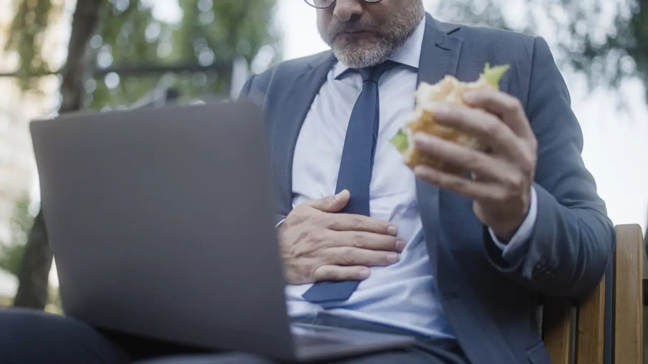 Stai mangiando ogni giorno questi cibi infiammatori e non lo sai: ecco quali sono