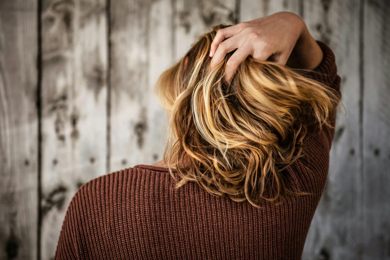Soffri di capelli grassi e sporchi? Ecco come pulire a fondo il cuoio capelluto dal sebo