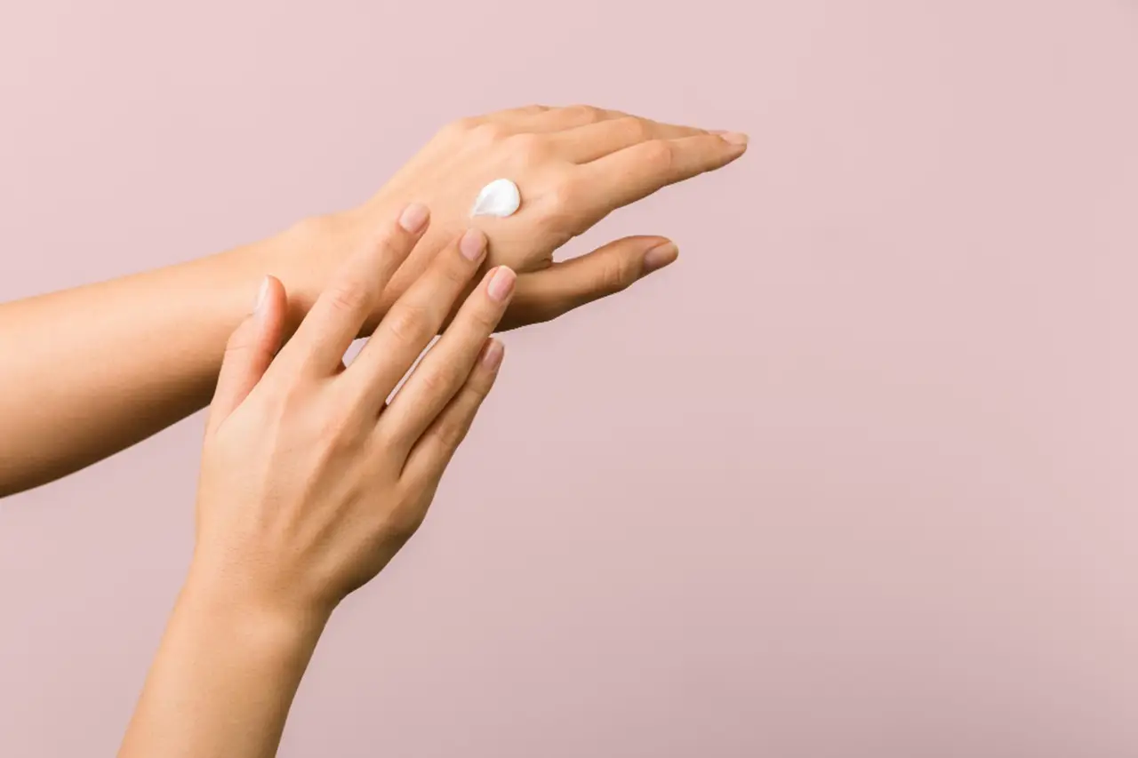 Senti bruciore a mani e piedi? Non ignorarlo: ecco cosa significa per la tua salute