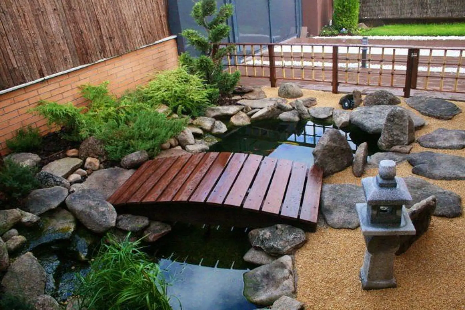 Come si fa a creare un angolo zen in giardino? Acqua, sassi e piante giuste