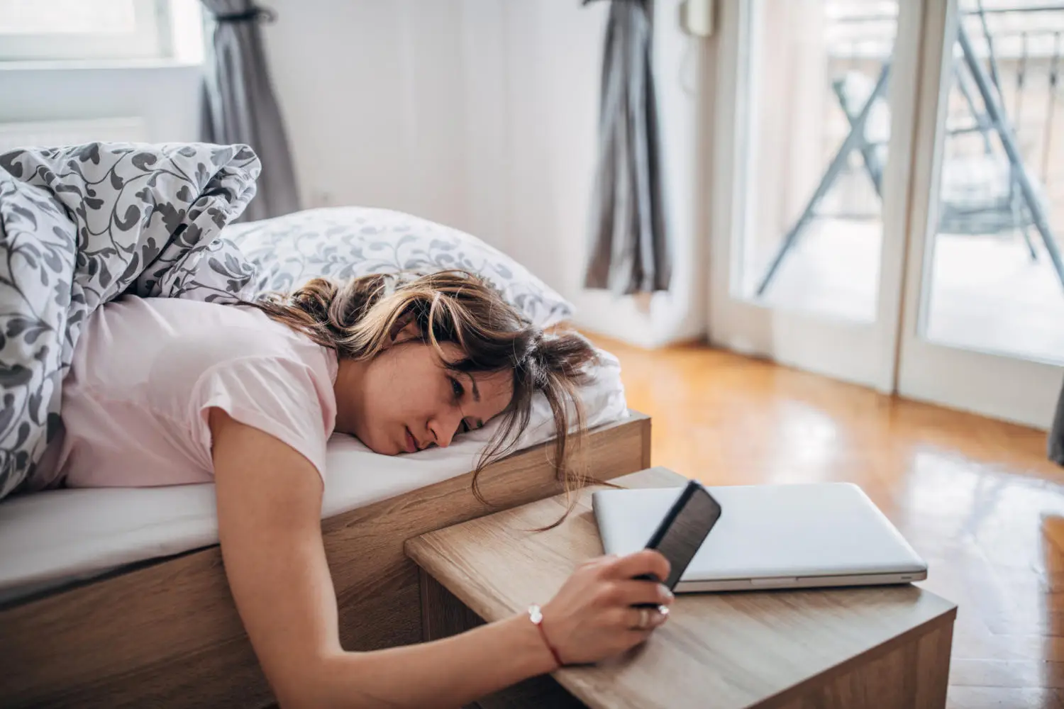 Perché non riesco a dormire bene la notte? L’errore che fai con lo smartphone prima di coricarti