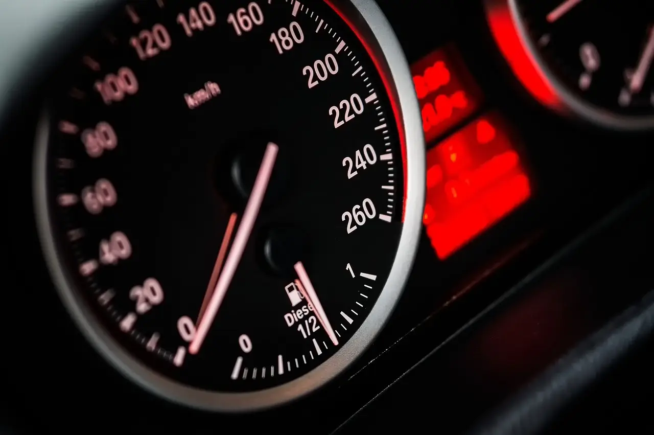 Come si fa a leggere il contachilometri di un’auto usata? I trucchi per scoprire se è stato manomesso