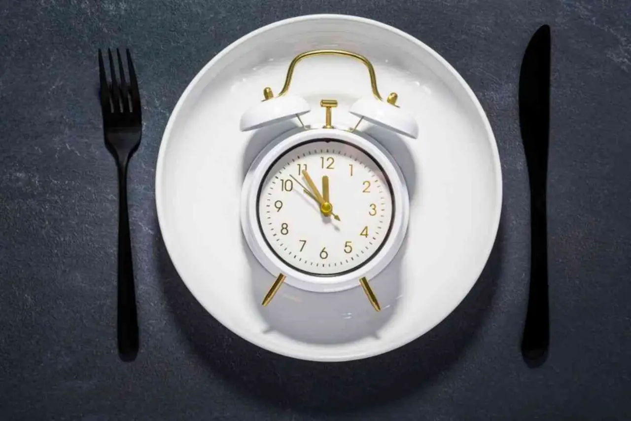 Quali sono i benefici del digiuno intermittente? La guida per iniziare in modo corretto